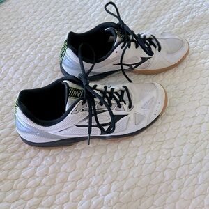 Mizuno volleyball shoes women size 11